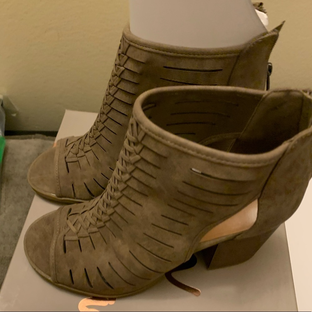 Heels - Picture 2 of 5